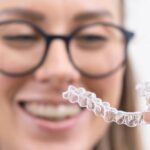 Cum funcționează aparatul dentar Invisalign și ce avantaje îți oferă?