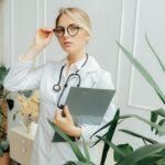 Uniforma medicală în sezonul rece. 3 elemente esențiale