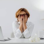 „Sigur am făcut eu ceva greșit”. De ce analizăm obsesiv conversațiile după ce s-au terminat